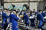 Konzert der Zunft zur Meisen beim Münsterhof, das Wappenmotiv mit der Meise ist auch über die ausladenden Trichter der Sousaphone gespannt.
