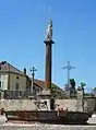 Jeanne-d’Arc-Statue und zwei Calvaires