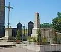 Kriegerdenkmal und Kruzifix