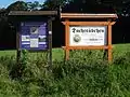 Falsches Rund-s auf dem rechten Schild: Vergleiche Dachs·tübchen mit Dach·ſtübchen.