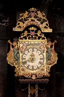 Heimatmuseum Veringenstadt: Niederländische Stoelklok (Stuhl-Uhr) im Heimatmuseum Veringenstadt. Aufschrift auf der Rückseite: 14. Juni 1906. Geleverd too A. Heinzelmann. Horlogen Utrecht Holland. Auf der Rückseite des Ziffernblattes steht: F. Pfaff 1917. Wahrscheinlich Friedrich Pfaff geb. 1872 in Veringenstadt.