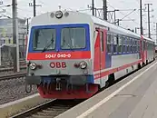 ÖBB 5047 040 in achatgrau/ultramarinblau/verkehrsrot mit der neuen ÖBB-Wortmarke