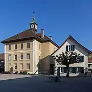 Dorfschulhaus im alten Dorfkern