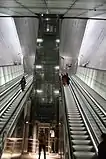 Rolltreppen und Aufzug am nördlichen Ende des Bahnsteigs, März 2017