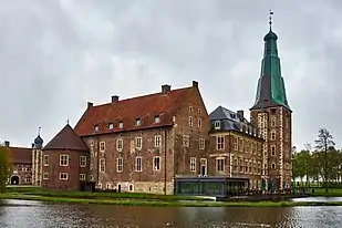 Schloss Raesfeld im Münsterland, Backsteinbau der Renaissance (15./16.&nbsp;Jh.), ausgehend von einem Bruchstein­turm aus dem 13. Jh.