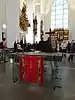 Volksaltar mit rotem Parament