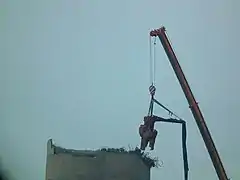 Eine sechs Tonnen schwere Abbruchzange an einem Kranausleger kam beim Abbruch des Schornsteins vom Heizkraftwerk Dresden-Reick zum Einsatz (24. März 2018)