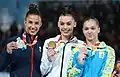 Ehrung der Siegerinnen im Mehrkampf (von links nach rechts): Amelie Morgan (Silber), Giorgia Villa (Gold), Anastassija Batschynska (Bronze)