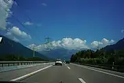 Die Autobahn A3 bei Reichenburg, rechts davon Dreikantonseck und Wäldli (2018)