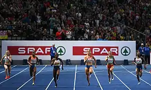 Die 200-Meter-Läuferinnen auf der&nbsp;Zielgerade
