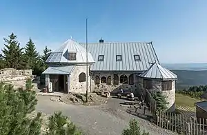 Wysoki-Kamień-Hütte (Polnisch: Schronisko Wysoki Kamień)