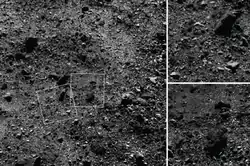 Links ist eine 180 Meter große Fläche auf der Nördlichen Hemisphäre zu sehen. In den Detailaufnahmen (rechts) ist oben ein 15&nbsp;Meter großer Felsen und unten ein Regolith-„Teich“ zu sehen (Aufnahmen vom 25. Februar 2019).