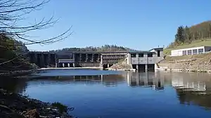 Staumauer und Kraftwerk der Talsperre Kriebstein (2019)
