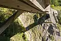 Unterseite der Brücke mit Führungsschienen für den Wartungskorb