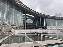 Große Glaskugel in Form eines Eis