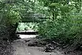 Ausgetrockneter Hegbach bei Mörfelden mit Brücke der L3113 im Sommer 2019