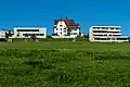 Schulanlage und Wohnblock