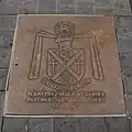 Wappen von Hannovers Partnerstadt Blantyre, bei Georgstraße 30 in Pflaster eingelassen