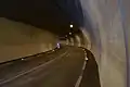 Blick vom unteren Tunnelportal. Die Tür im Hintergrund rechts markiert den Übergang vom Tunnel zur geschlossenen Rohrbrücke.