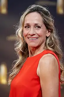 Tamina Kallert in rotem Kleid vor Sponsorenwand