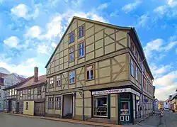 Das Laute’sche Haus (rechts, Radestr. 1), das kleine Handwerkerhaus (Mitte, Neutorstr. 8a) und das Gästehaus (links, Neutorstr. 10) der Kultur-Nische in Salzwedel