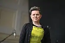 Michael Patrick Kelly betritt die Bühne in Wiesbaden.