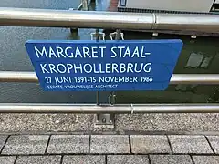 Namensschild an der Margaret Staal-Krophollerbrug in der Van Eesterenlaan, Amsterdam-Oost