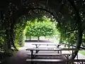 Laubengang im Park des Jüdischen Museums