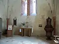 Blick auf den Altartisch und die Taufe