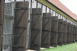 Orangerie mit offenen Fensterläden