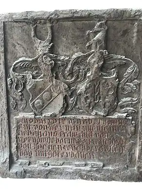 Erinnerungstafel zum Bau der ehemaligen Schlossscheuern (Wappen Wernau und Rechberg)