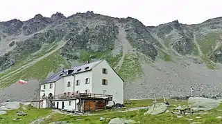 Düsseldorfer Hütte mit Hinterem Schöneck und Schöneckschneid