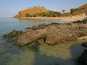 Küste von Sabuli vom Ponta Hatomanulaho aus gesehen