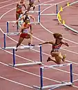 Startkurve des ersten Vorlaufs (v.&nbsp;l.&nbsp;n.&nbsp;r.): Valentine Arrieta (nur zum Teil sichtbar), Vilde Jakobsen Svortevik, Eilidh Child, Laura Sotomayor, Axelle Dauwens