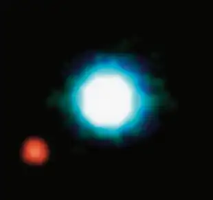 Infrarot-Aufnahme (ESO/VLT) des Braunen Zwerges 2M1207 (Bildzentrum) und seines Begleiters 2M1207 b (links unten)(Aufnahme: VLT/NACO, ESO, 2004)