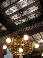 Ausschnitt der Decke mit Bronzeleuchter