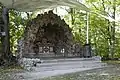 Nachgebildete „Franziskusgrotte“, Zeltdach für Gottesdienste im Freien