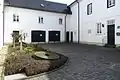 Mühlsteine verzieren dem Innenhof