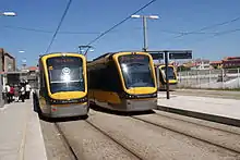 Drei Triebwagen an der Endhaltestelle Póvoa de Varzim der Linie B der Metro do Porto