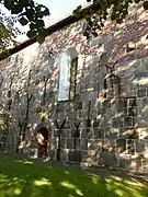 mittlere Südwand mit romanischem Fenster und später verkleinertem romanischen Portal