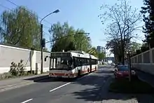 Linz: Langlebige Oberleitungs­masten aus der Anfangszeit des Betriebs, nachträglich zu Straßen­laternen erweitert