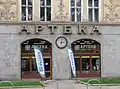 Fassade der Apotheke mit Außenuhr