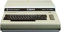 Computer mit angeschlossenem Baugruppenträger VC 1020. Das stabile Metallgehäuse dient auch als Untersatz für ein Bildgerät.