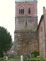 Turm von Süden, unterer Teil mit zarter Mittellisene