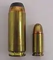 Die .50 Action Express (l.) im Vergleich zu einer Patrone im Kaliber 7,65&nbsp;mm&nbsp;Browning