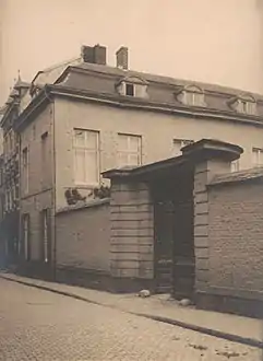 Straßenfront mit Eingangstor zum Innenhof