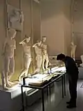 Vitrinen und Statuen im MUT