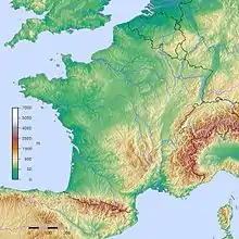 Topografische Karte Frankreichs mit seinen farbig markierten Höhen, die von 0 bis 7000 Meter gehen und in einer Legende erläutert sind. Die Flüsse und angrenzenden Staaten sind zu sehen.