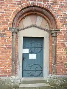 Westportal, mittelalterliche Farbfassung vom Tympanon und Rundstabbogen, ersetzter Türrahmen