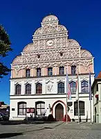 Westfassade mit Uhr von 2000